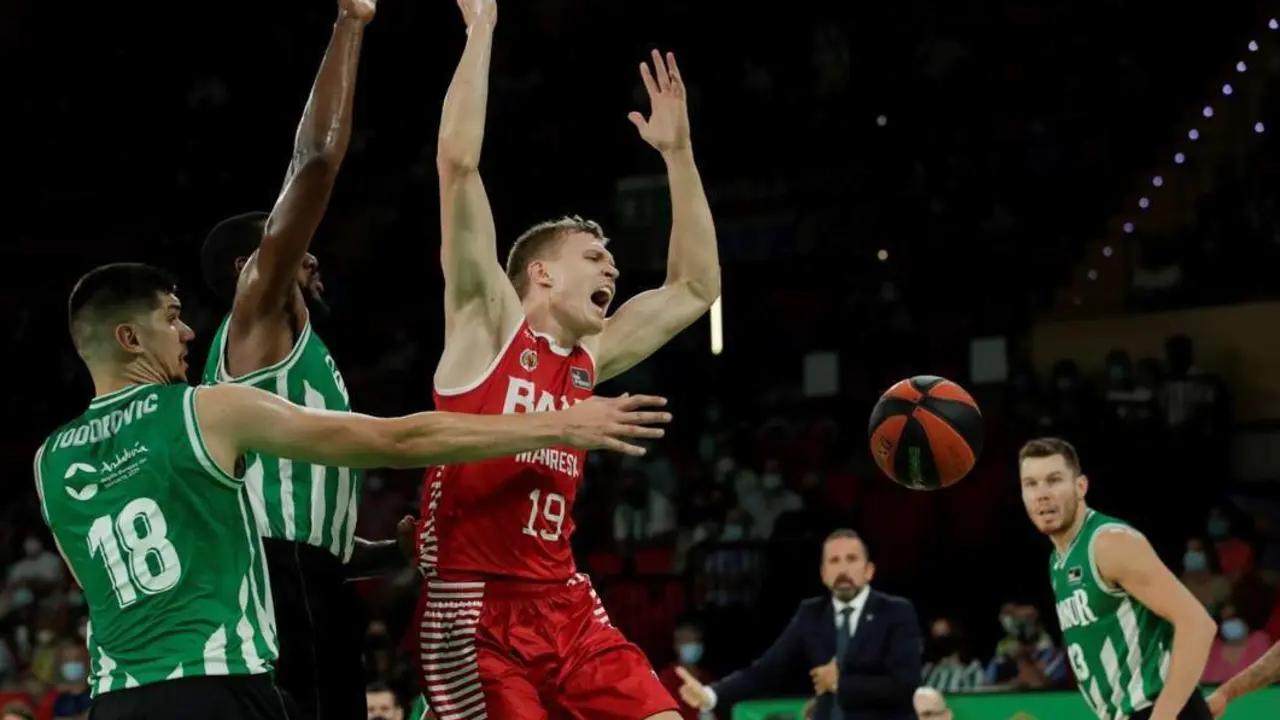 Marko Todorovic Y Carrington, del Coosur Betis,durante el partido. - efe