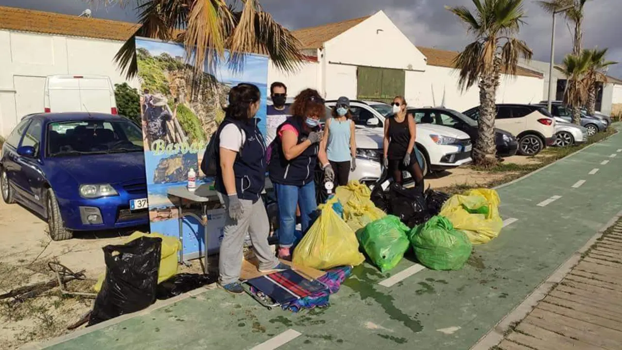 Jornada de limpieza en el entorno del R&iacute;o Barbate. - A.I.