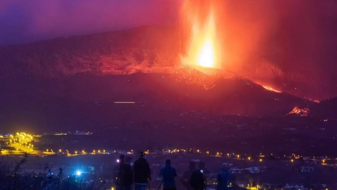 Viviendas amenazadas por la lava. - EFE/Carlos de Sa&aacute;