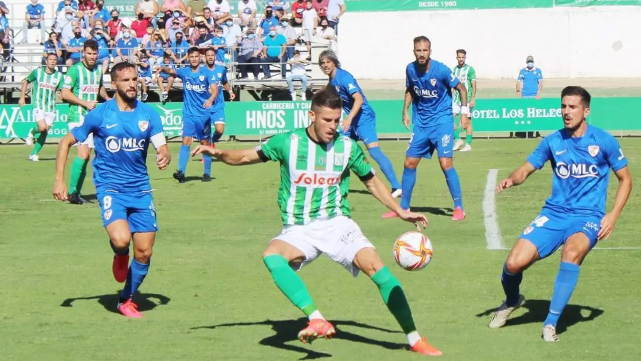 Canillas controla el bal&oacute;n ante varios jugadores del Linares - Ra&uacute;l J. Bustilllos