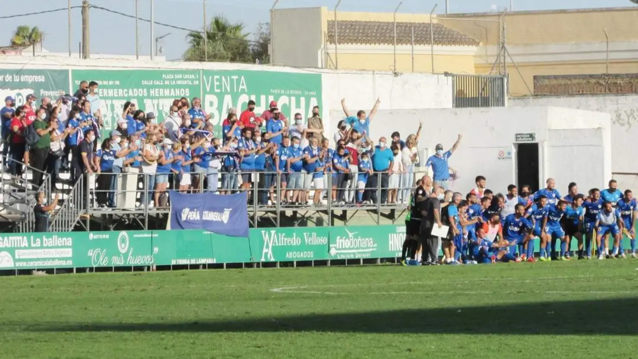 El Linares celebrando la victoria con su afici&oacute;n ayer domingo en El Palmar - Ra&uacute;l J. Bustillos