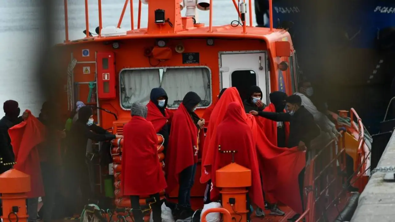 Personas rescatadas por Salvamento Mar&iacute;timo. - Antonio Sempere - Europa Press