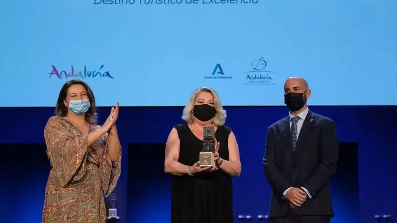 La alcaldesa recibe el premio junto a Carmen Crespo y Daniel Barbero - 