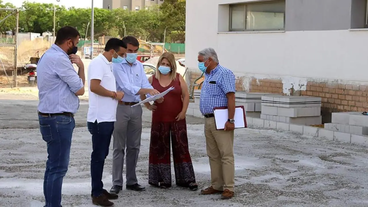 La alcaldesa supervisando las obras de urbanizaci&oacute;n en una imagen de archivo.  - Jerez.es