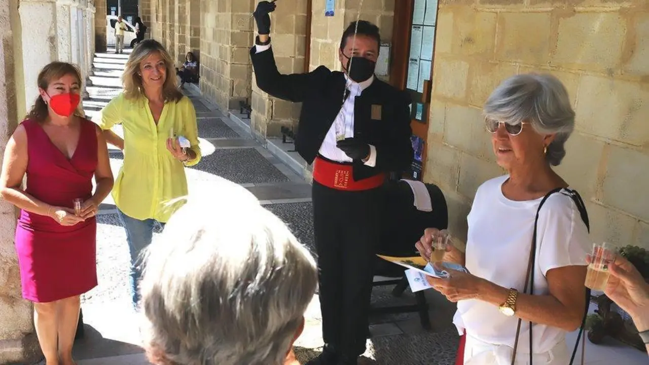 Un brindis a las puertas de la Oficina Municipal de Turismo. - Jerez.es