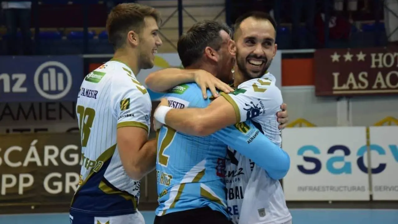 &Aacute;lvaro de Hita y Jos&eacute; Cuenca se abrazan tras la victoria con David Estepa en segundo plano - | &Aacute;ngel Xim&eacute;nez Puente Genil