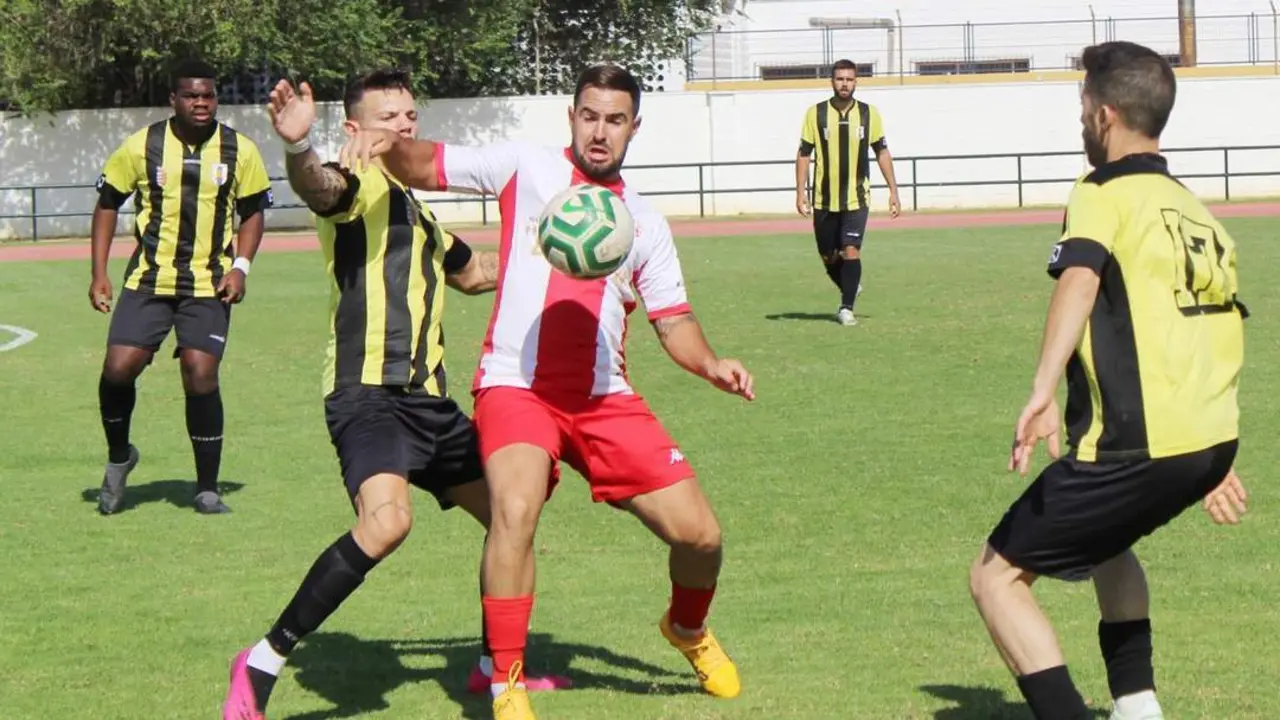 Rub&eacute;n Mar&iacute;n rodeado de cuatro jugadores del Castellar en esta acci&oacute;n - Ra&uacute;l J. Bustillos