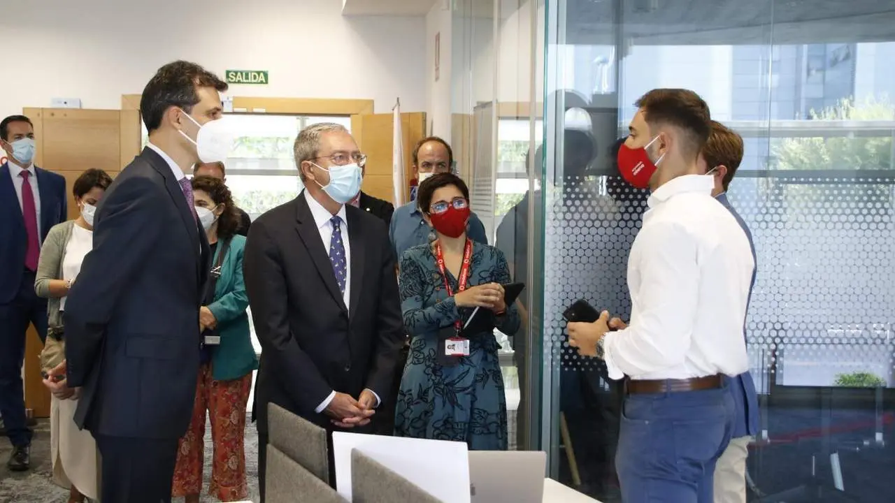 Rogelio Velasco visita las instalaciones del Programa Minerva en Sevilla. - Cedida