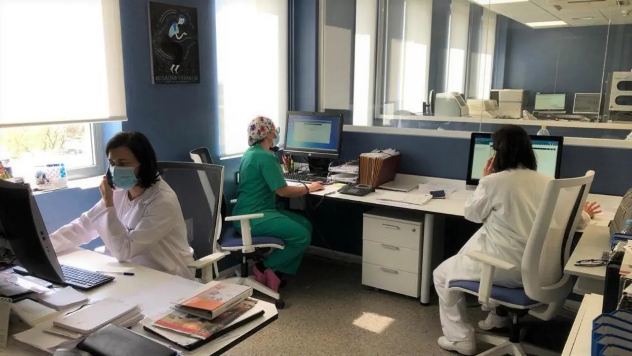 M&eacute;dicos realizan atenci&oacute;n telef&oacute;nica por el Covid. - Archivo