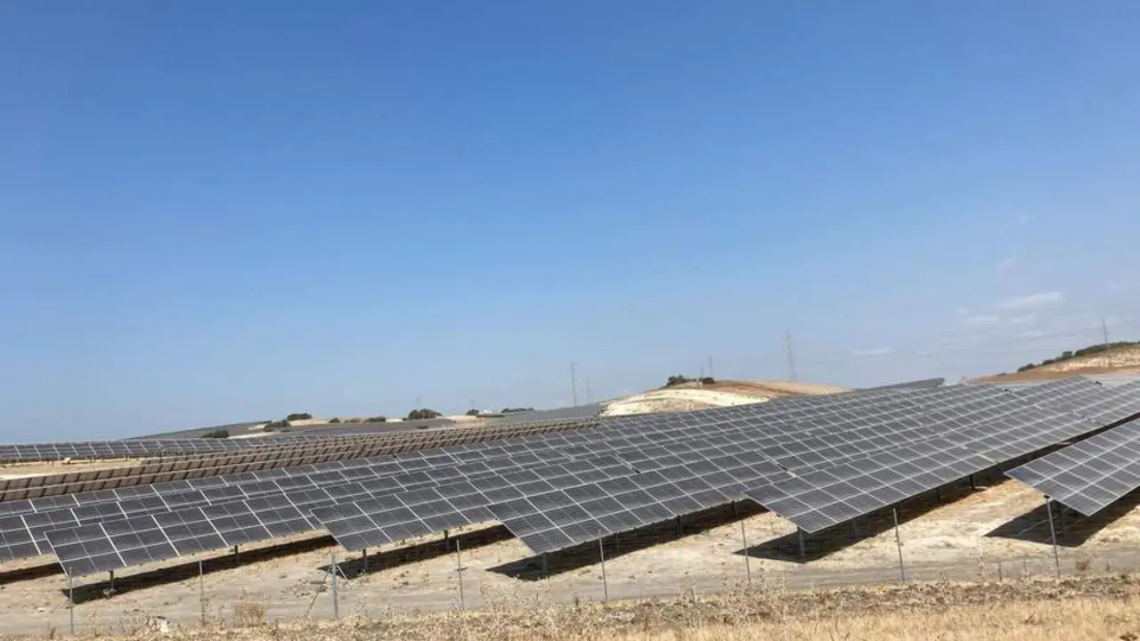 Imagen de una planta de energ&iacute;a solar.  - Andaluc&iacute;a Informaci&oacute;n