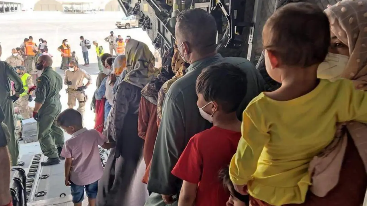 Avi&oacute;n de refugiados. - EFE