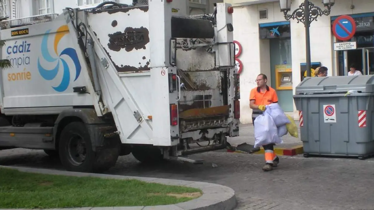 Operario recogiendo la basura durante los servicios m&iacute;nimos de la Regata. - 