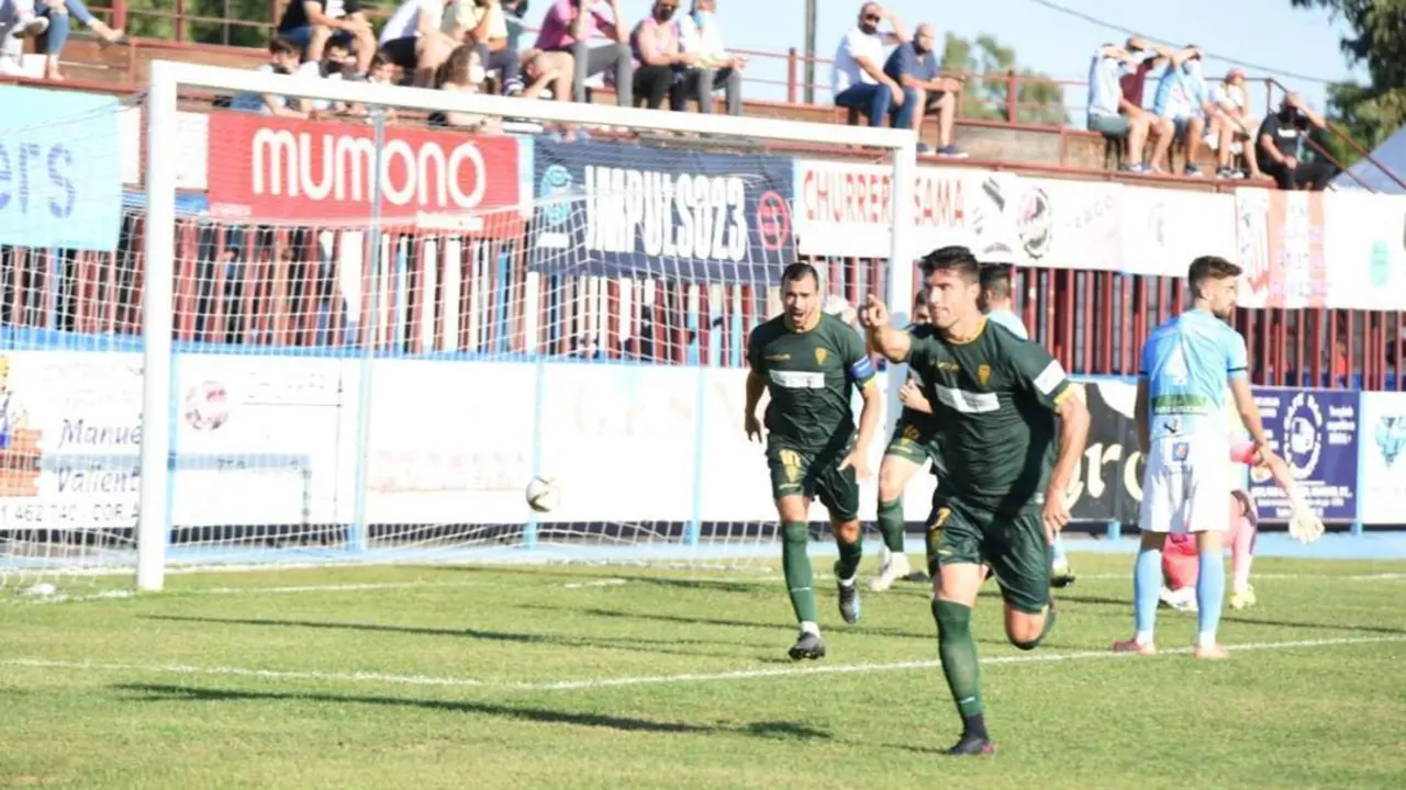 Willy, pichichi del equipo, celebra uno de sus dos goles al CD Coria - | C&oacute;rdoba CF