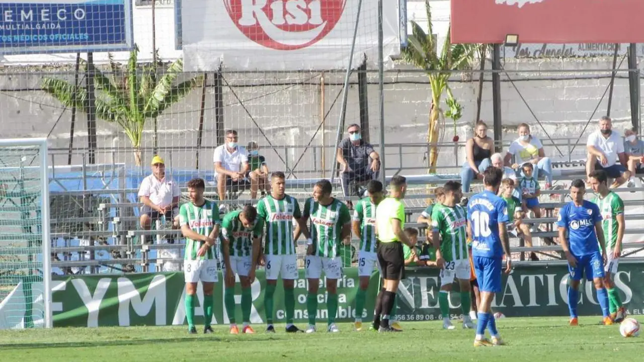 Este lanzamiento de falta del Linares signific&oacute; el primer gol en contra del Atl&eacute;tico Sanluque&ntilde;o - Ra&uacute;l J. Bustillos