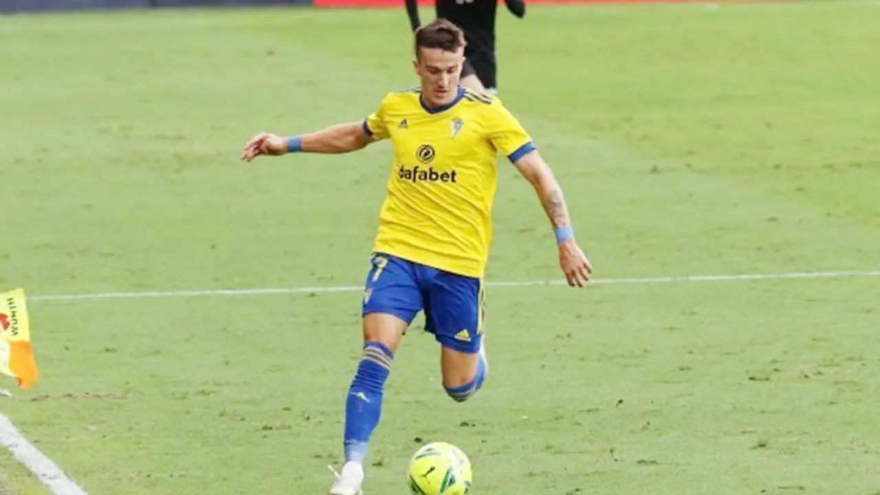 Salvi en una acci&oacute;n del partido C&aacute;diz - Granada - Cadiz CF