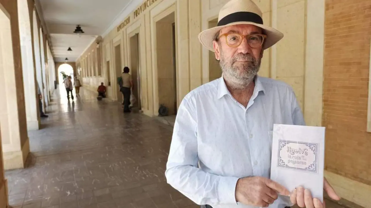 Ram&oacute;n Llanes con el libro. - VH