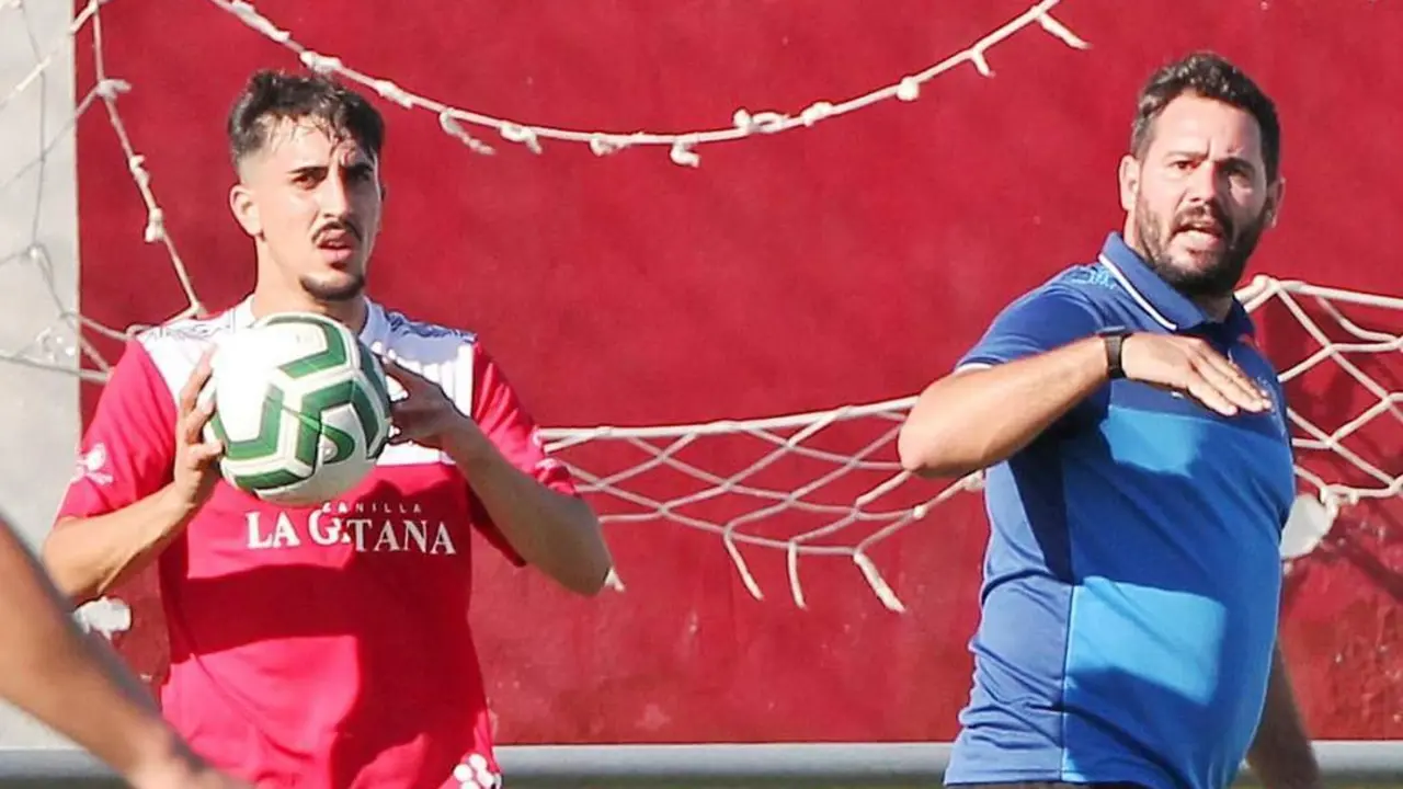 Juanjo Dur&aacute;n impartiendo instrucciones el pasado domingo ante el Algeciras B en el Doro Stadium - Muala