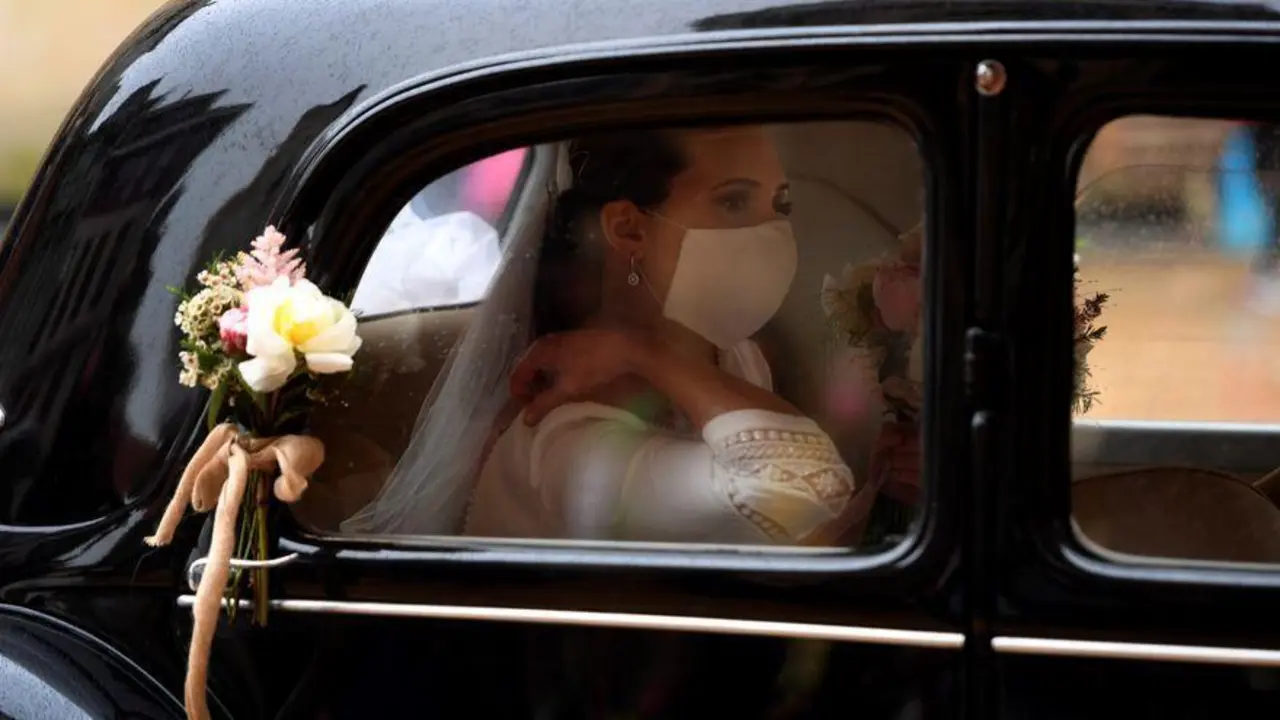 Una novia con mascarilla en una boda durante la pandemia. - EFE