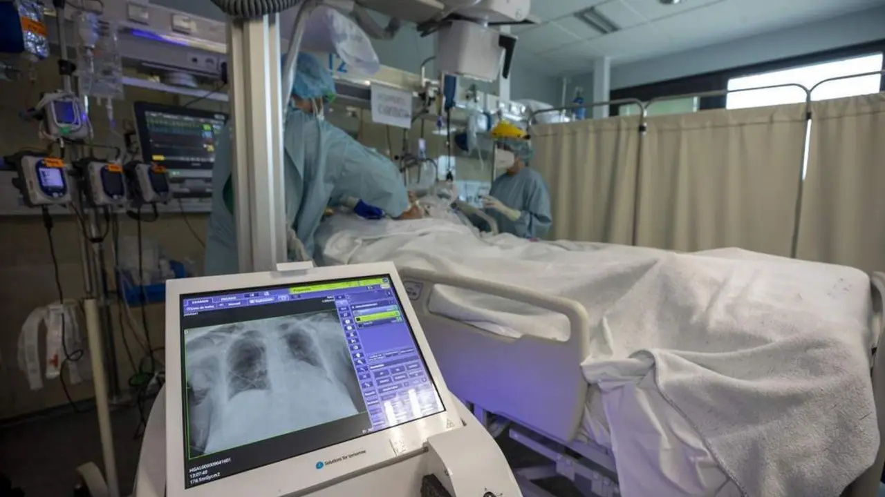 UCI del Hospital Cl&iacute;nico de Santiago. - Europa Press