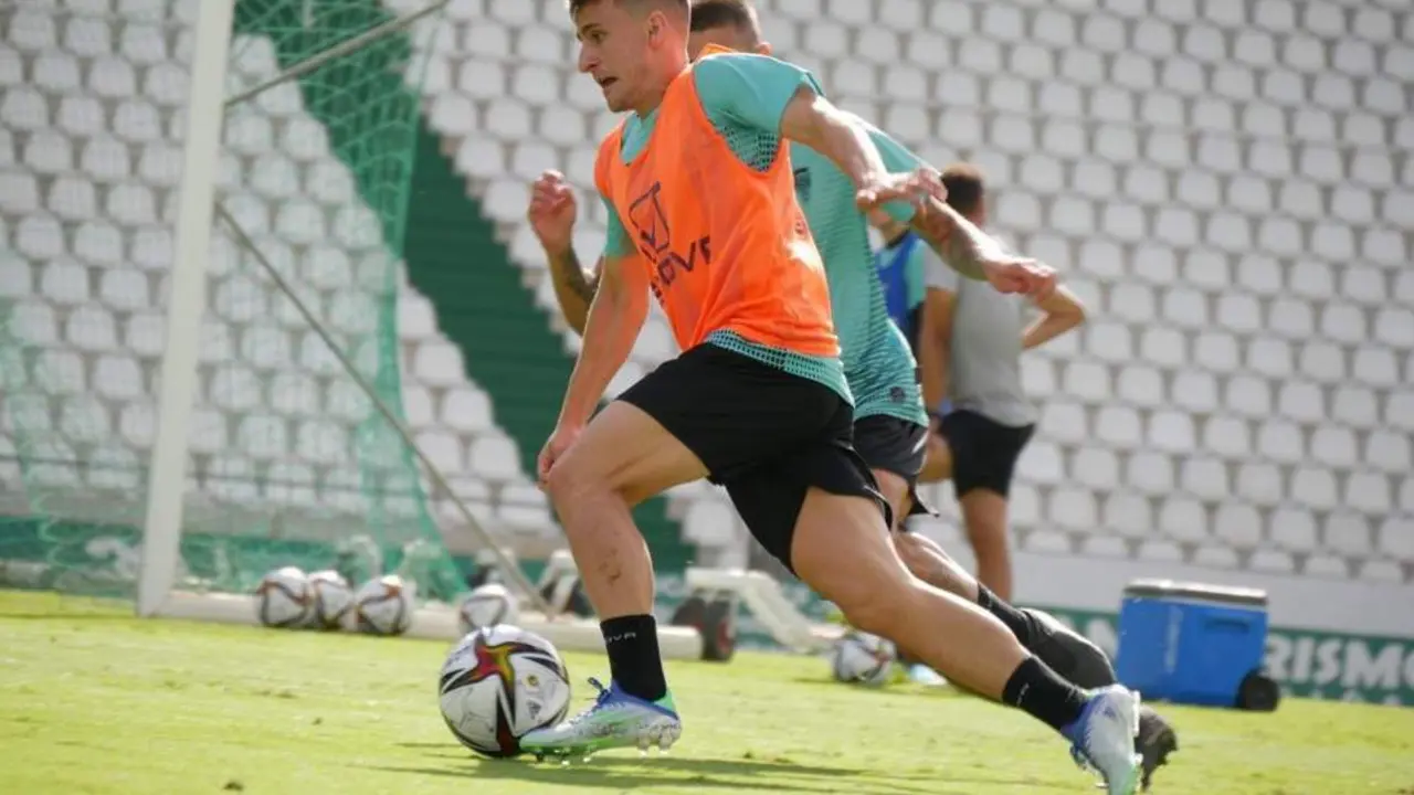 Ekaitz Jim&eacute;nez conduce un bal&oacute;n durante un entrenamiento - | C&oacute;rdoba CF