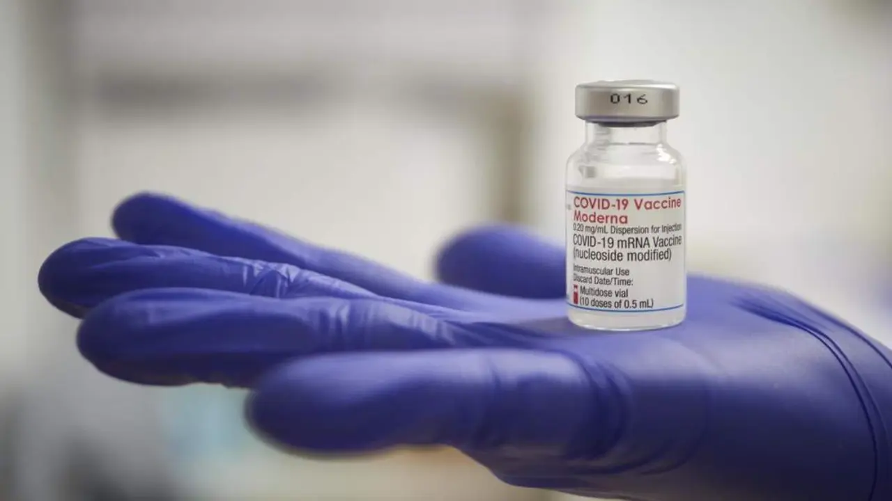 Una profesional sanitaria sostiene un vial de la vacuna de Moderna. - Eduardo Sanz - Europa Press