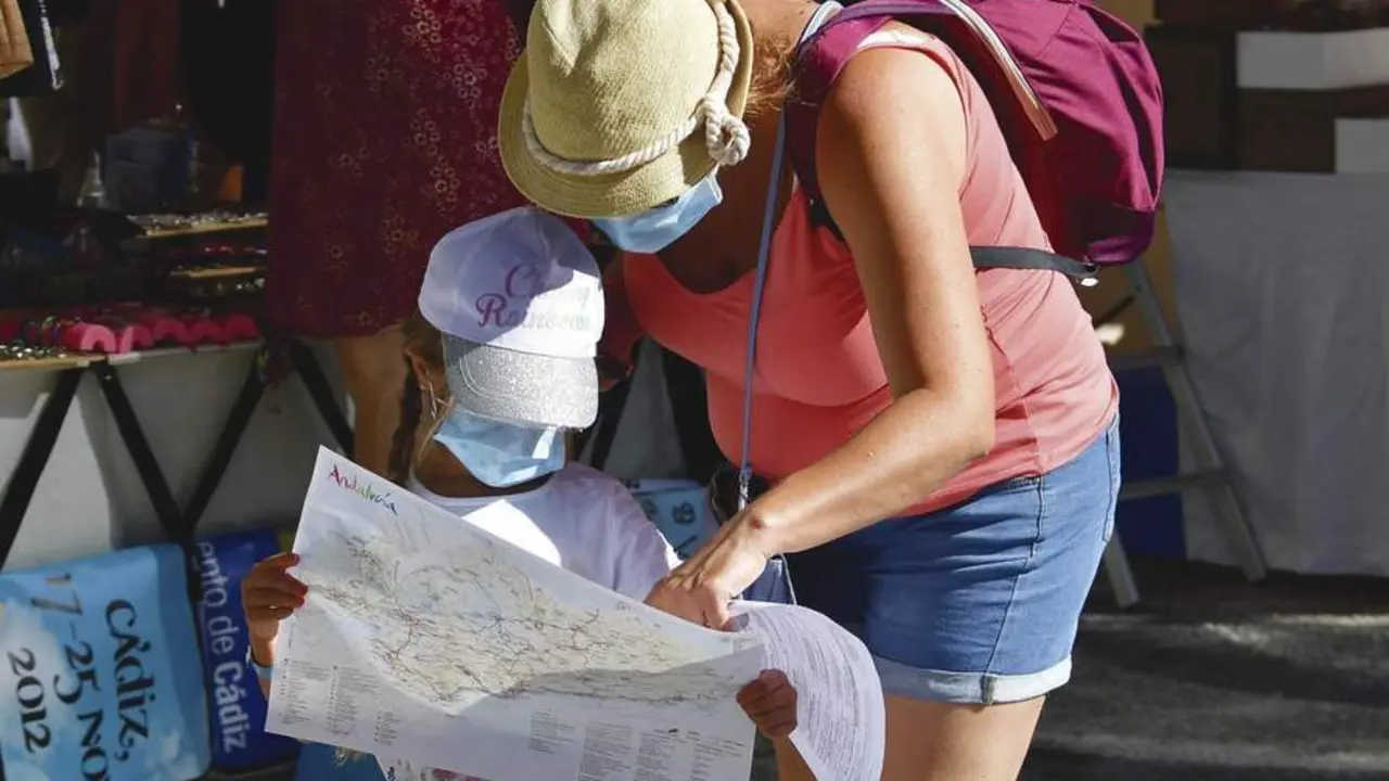 Turistas consultan un mapa en la ciudad. - ARCHIVO