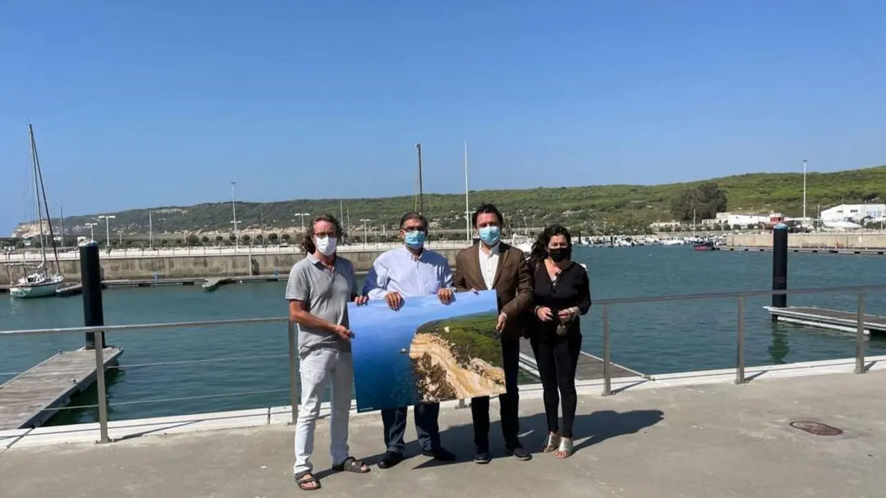 Entrega de la imagen en el puerto de Barbate. - A.I.
