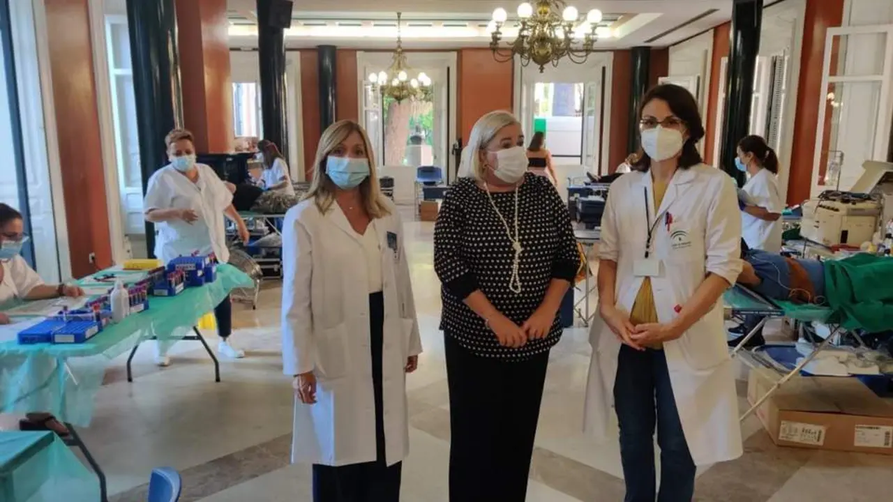 La delegada de Salud en Huelva, Manuela Caro, en la macrocolecta de sangre de la Casa Col&oacute;n. - Junta