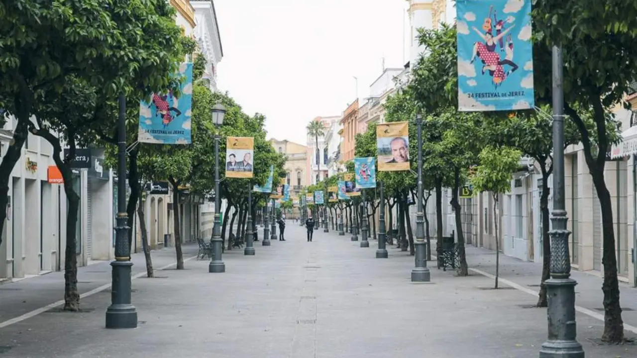 Una imagen de la calle Larga, en Jerez, durante el confinamiento.  - Oliverio Ruiz