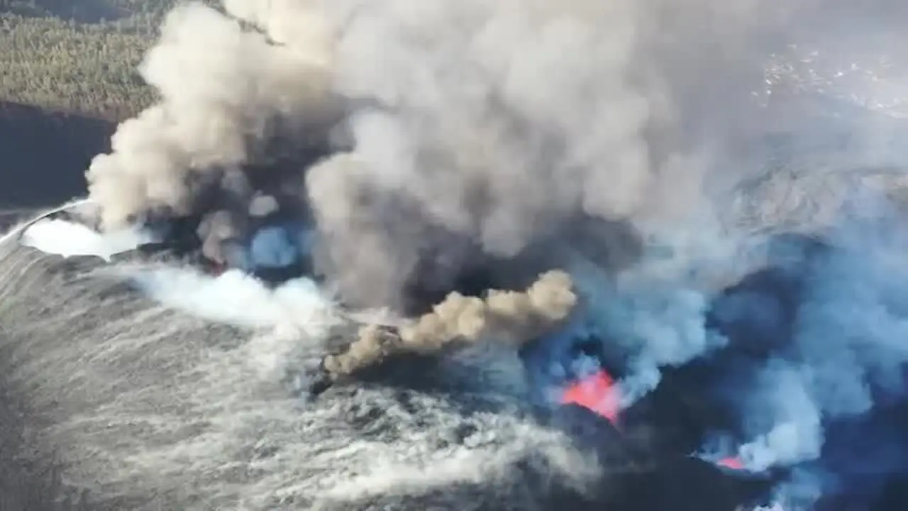 Surge una nueva boca en el volc&aacute;n de La Palma