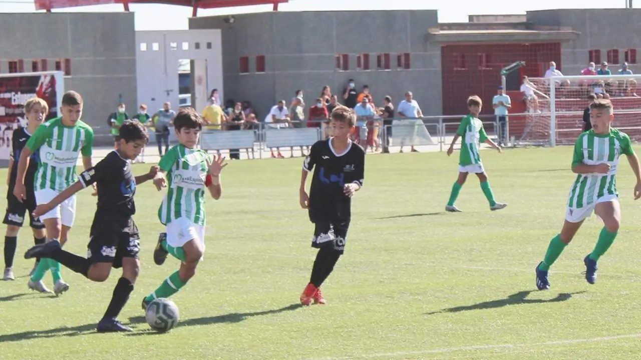 Una acci&oacute;n del partido disputado en el Doro Stadium - Ra&uacute;l J. Bustillos