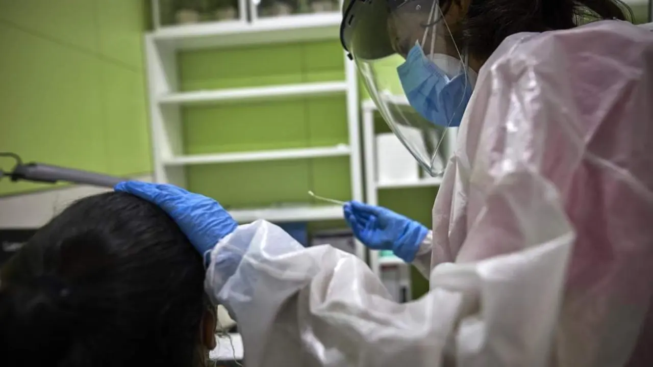 Una farmac&eacute;utica se dispone a realizar un test de ant&iacute;genos. - Europa Press