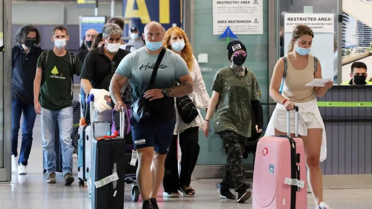 Llegada masiva de turistas al aeropuerto de M&aacute;laga. - &Aacute;lex Zea/Europa Press
