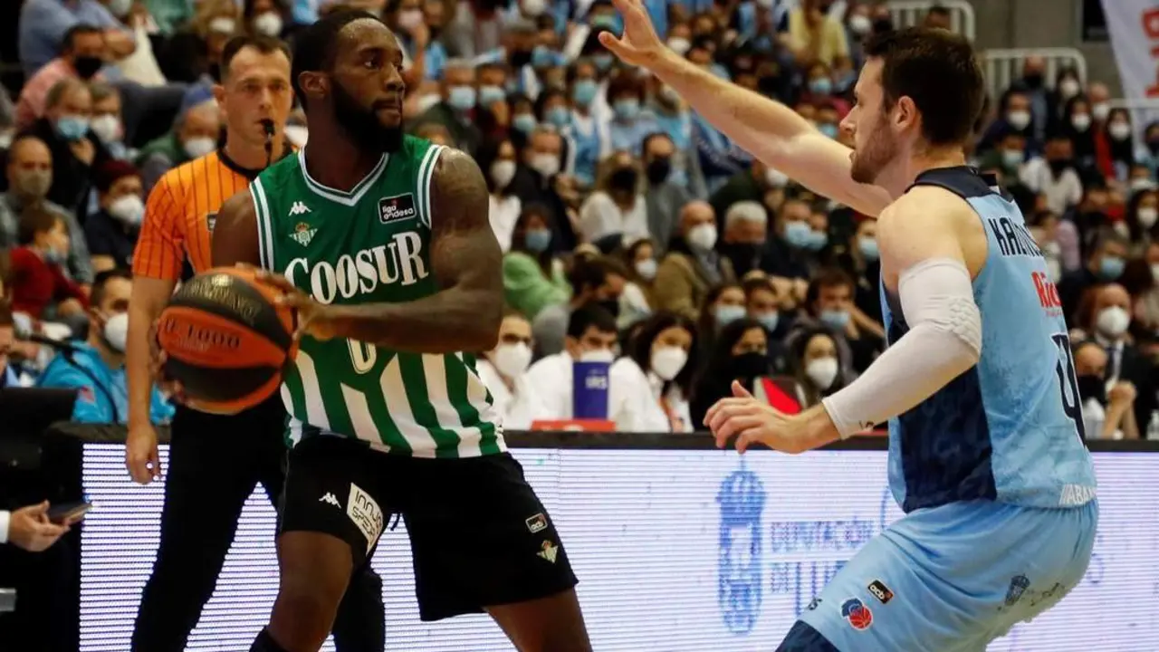 El escolta del Coosur Real Betis, Carrington, durante el partido.  - efe