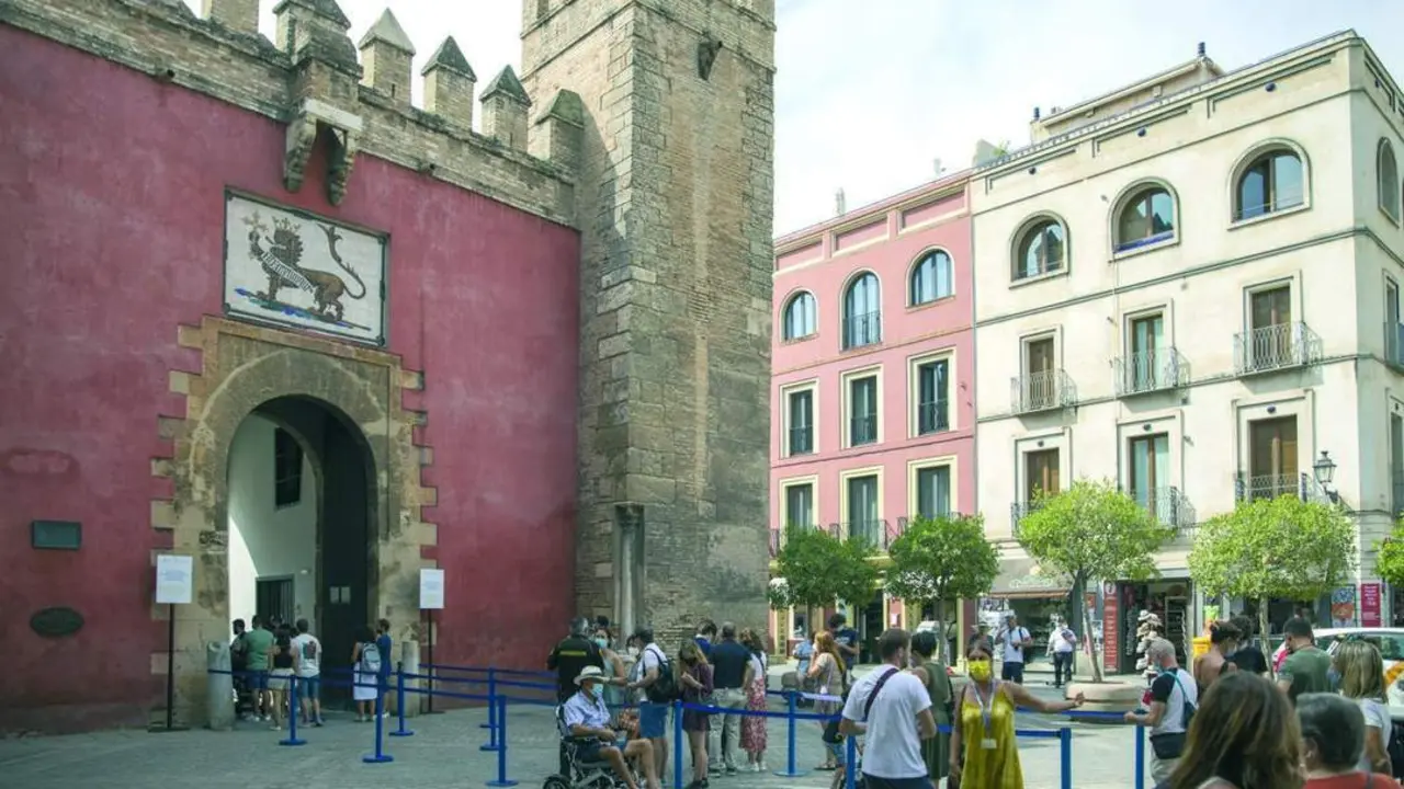 Turistas en el Alc&aacute;zar. - Archivo