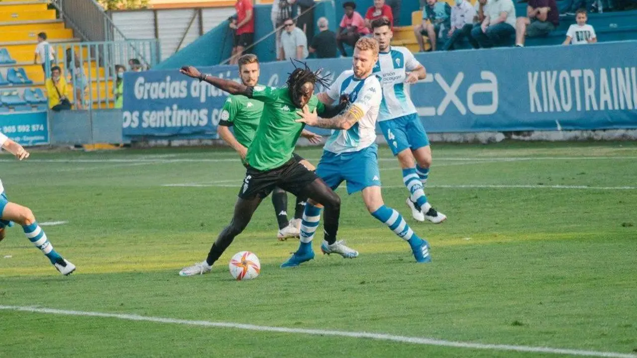 Una acci&oacute;n del partido entre el Alcoyano y el San Fernando - SFCD