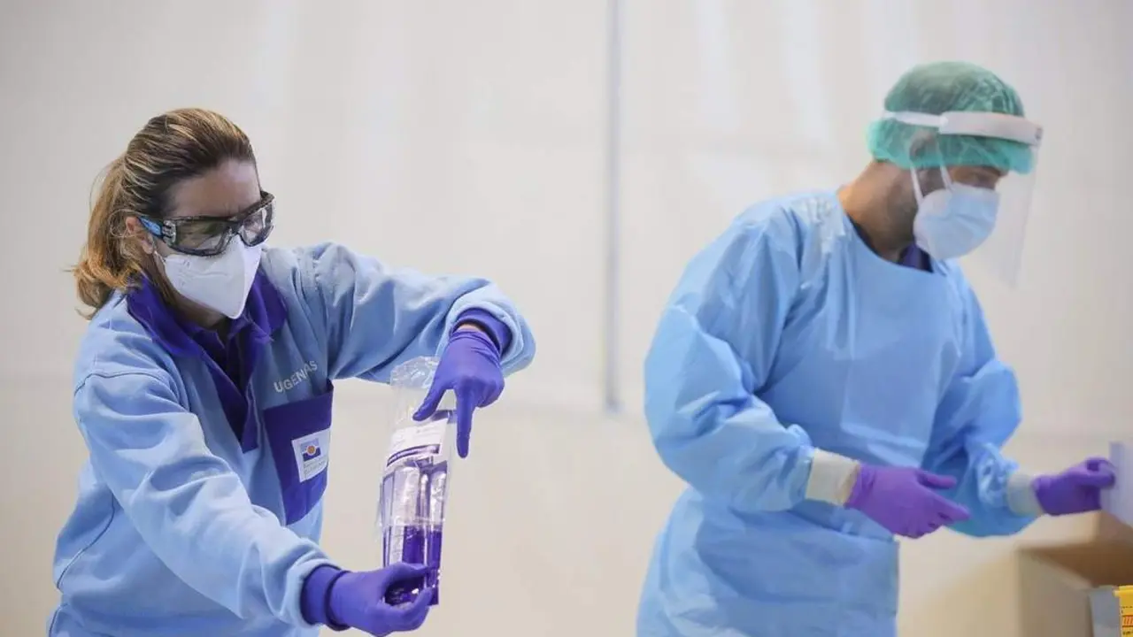 Sanitarios realizan pruebas de detecci&oacute;n de Covid-19. - EP