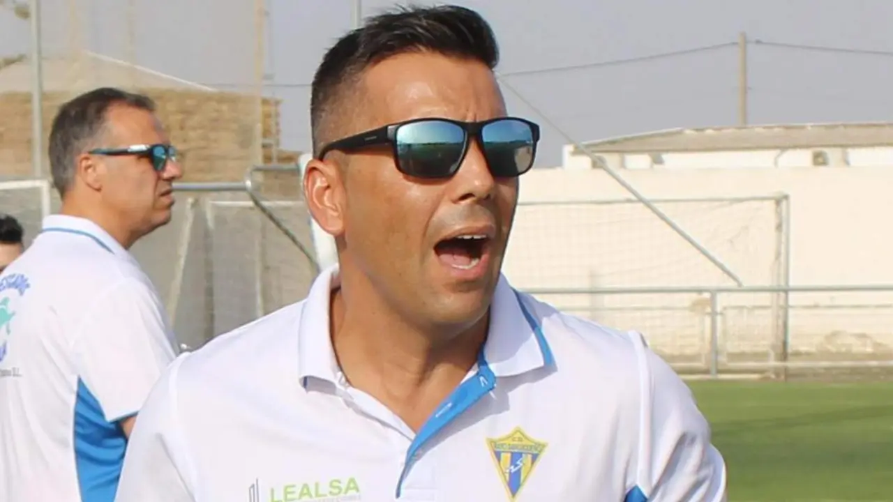 Jes&uacute;s Flores, entrenador del Rayo Sanluque&ntilde;o - Ra&uacute;l J. Bustillos