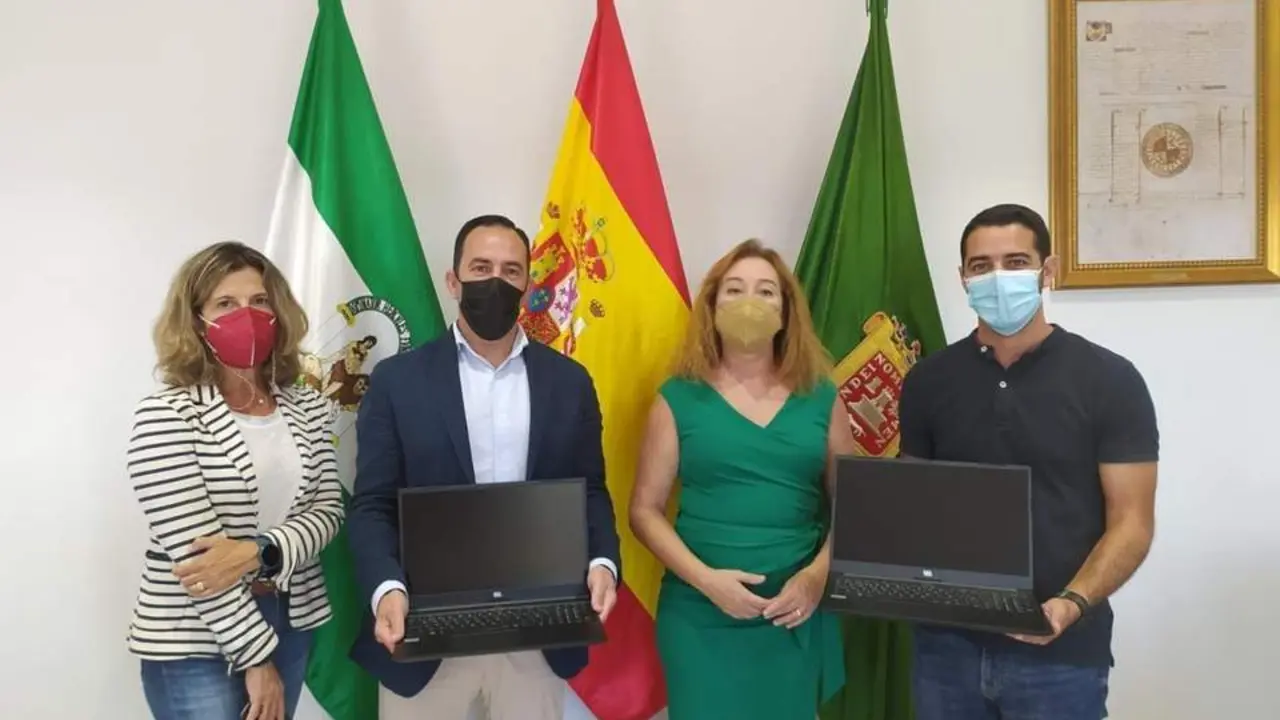Entrega de los ordenadores en Vejer. - Diputaci&oacute;n de C&aacute;diz