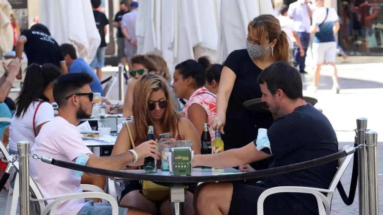 Ambiente en una terraza (archivo). - Europa press