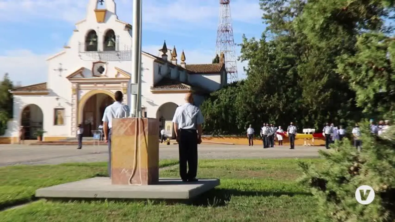 Izado de bandera en Tablada en homenaje a los profesionales del Virgen del Roc&iacute;o