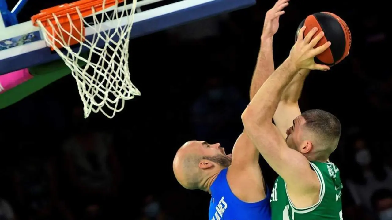 El jugador del Coosur, Burjanazde, y Calathes durante el partido. - efe