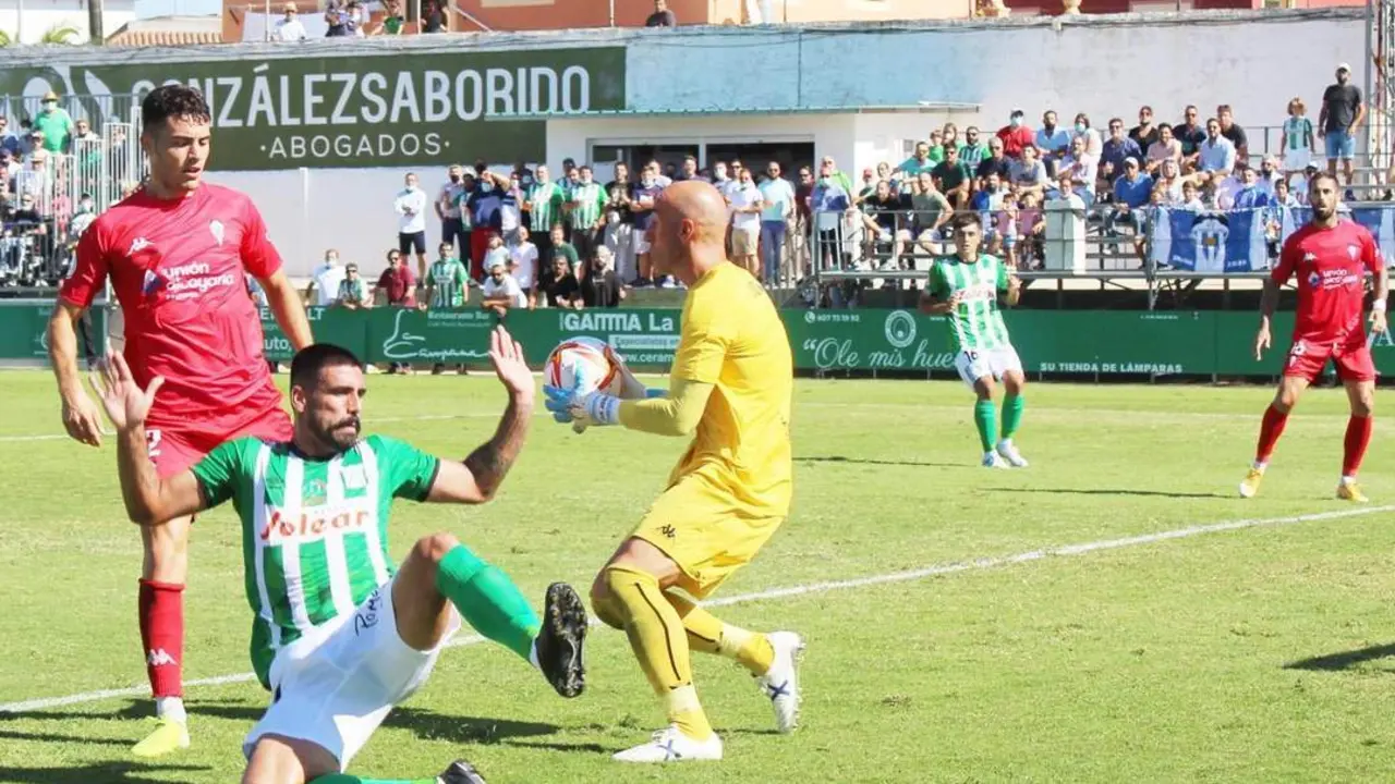 El brasile&ntilde;o Lucas Gaucho intenta sorprender a Jos&eacute; Juan, portero del Alcoyano - Ra&uacute;l J. Bustillos
