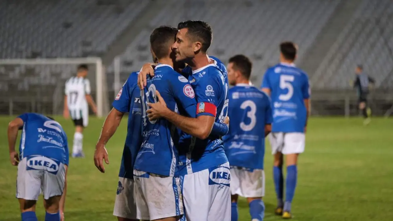 &Aacute;lex Colorado celebra, junto a Juanito, su gol del pasado s&aacute;bado frente al C&oacute;rdoba B. - Cristo Garc&iacute;a