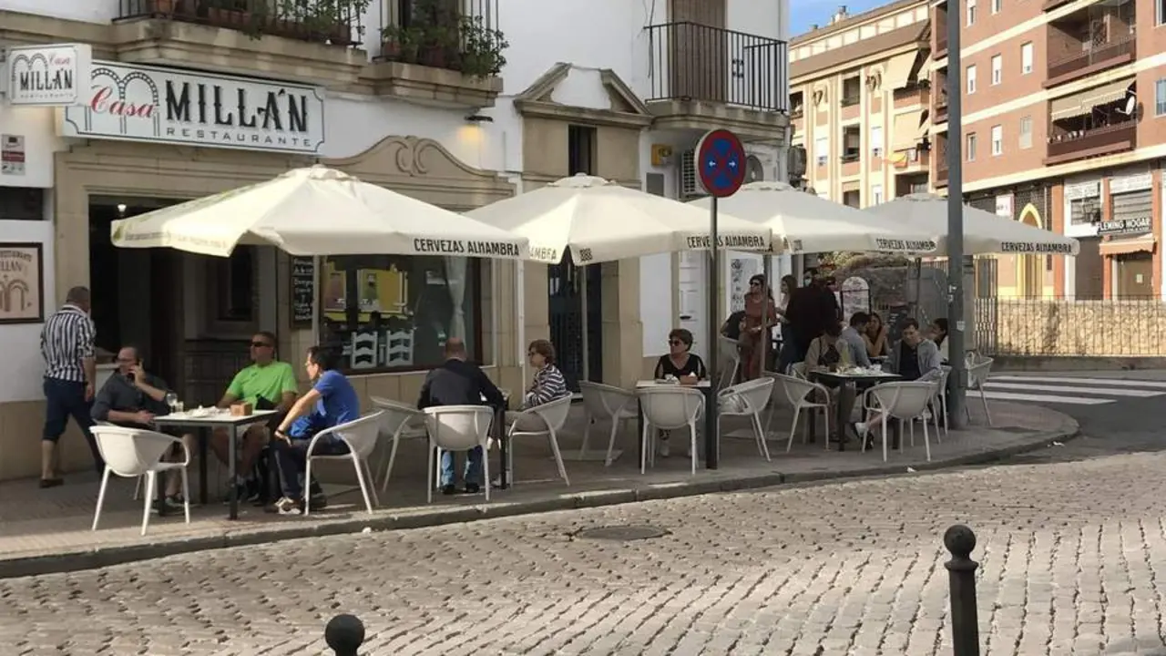 Una terraza pr&oacute;xima a la Mezquita - Catedral repleta de p&uacute;blico. - Pablo Mansilla
