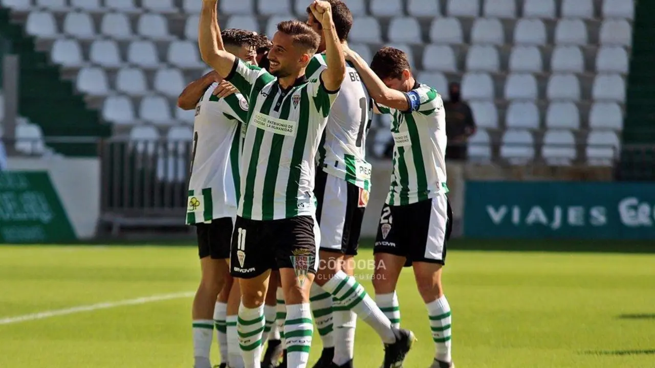 Los jugadores del C&oacute;rdoba CF celebran uno de los cuatro goles a la UD San Fernando en El Arc&aacute;ngel el pasado domingo - 