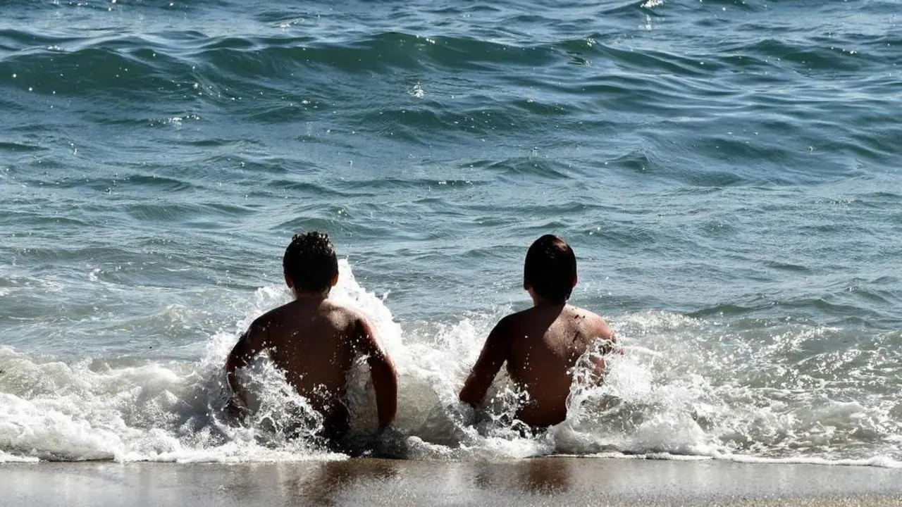 Ni&ntilde;os en la playa. - EFE