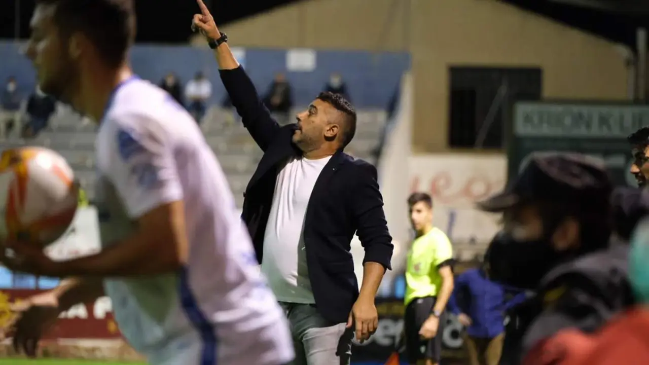Emilio Fajardo dando instrucciones en el Estadio La Constituci&oacute;n. - Cristo Garc&iacute;a