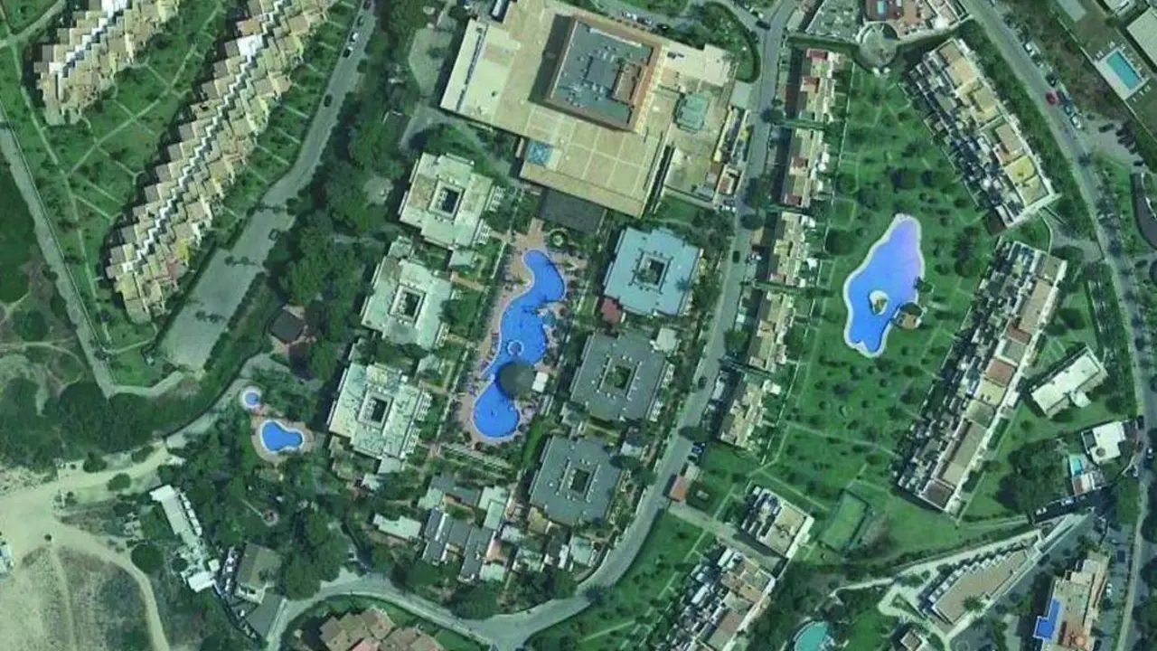 Vista a&eacute;rea de la Urbanizaci&oacute;n Atlanterra Pueblo, donde una treintena de vecinos ha declarado la guerra al Catastro.  - Google Maps