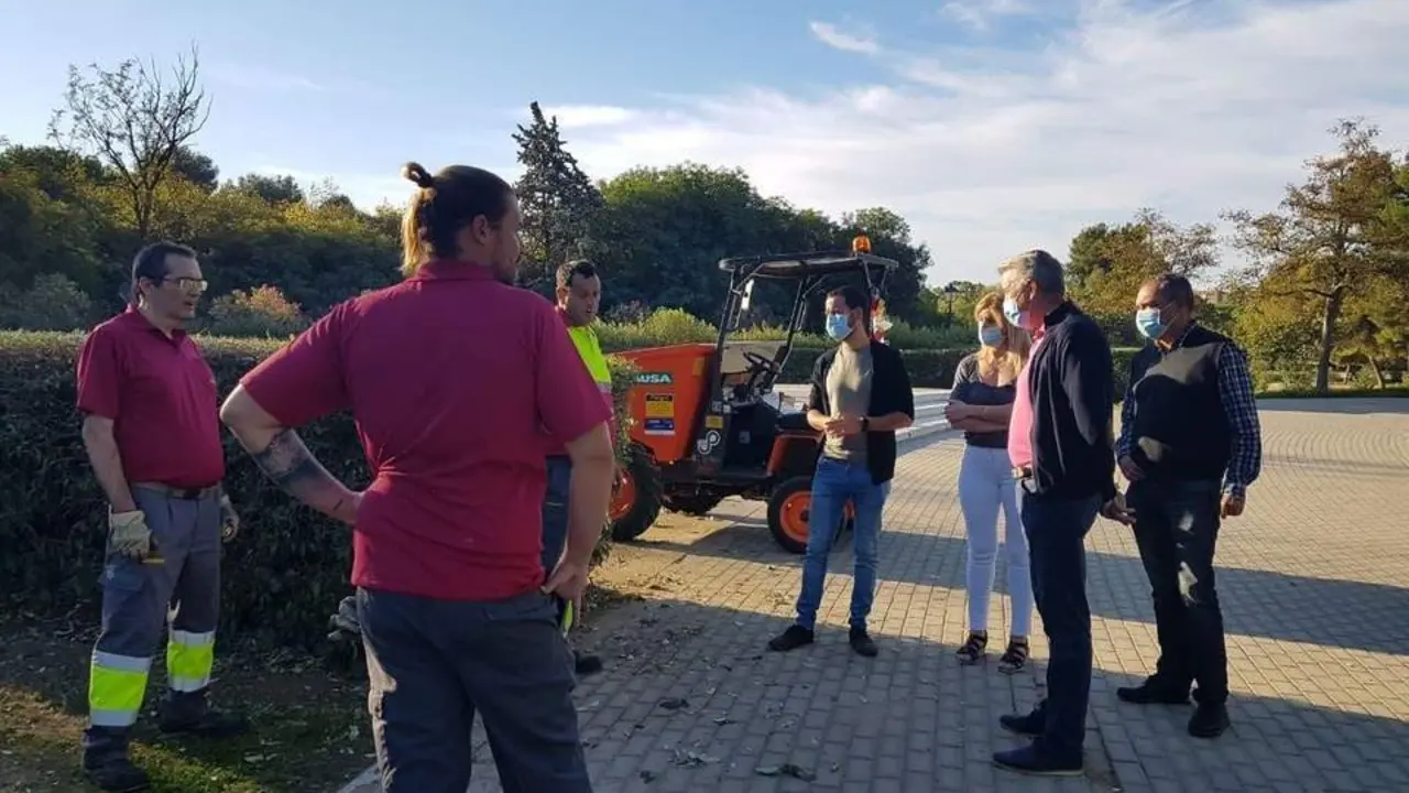 Rojas, con los trabajadores del Parque Amate. - IU